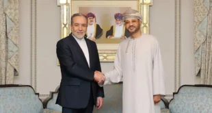 ministro de Asuntos Exteriores iraní, Abbas Araghchi, estrechando la mano del ministro de Asuntos Exteriores de Omán, Badr bin Hamad al-Busaidi