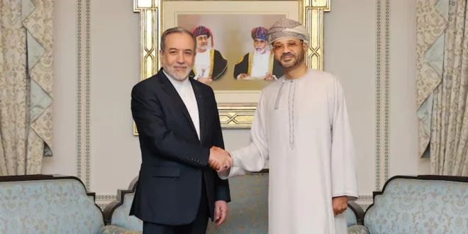 ministro de Asuntos Exteriores iraní, Abbas Araghchi, estrechando la mano del ministro de Asuntos Exteriores de Omán, Badr bin Hamad al-Busaidi