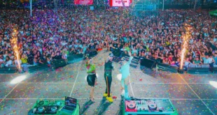 Multitud celebrando en el Festival Internacional Carnavalístico de la Ciudad de Panamá