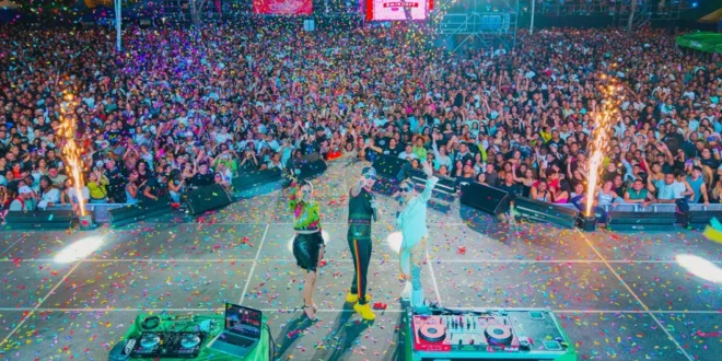 Multitud celebrando en el Festival Internacional Carnavalístico de la Ciudad de Panamá
