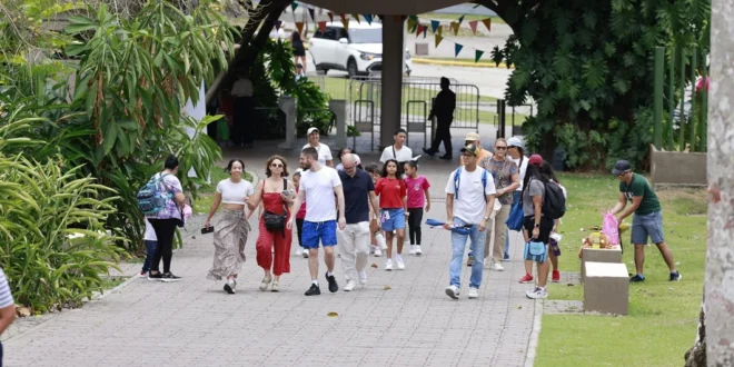 Familias visitando el Jardín Botánico Summit en Panamá