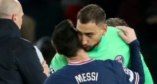 Gianluigi Donnarumma y Lionel Messi abrazándose tras un partido