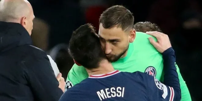 Gianluigi Donnarumma y Lionel Messi abrazándose tras un partido