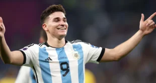 Julián Álvarez celebrando un gol con la mirada puesta en el futuro deportivo