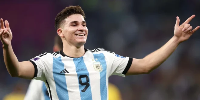 Julián Álvarez celebrando un gol con la mirada puesta en el futuro deportivo