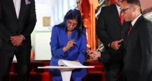 Delcy Rodríguez firmando la nueva ley de amnistía general en Venezuela