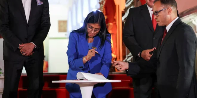 Delcy Rodríguez firmando la nueva ley de amnistía general en Venezuela