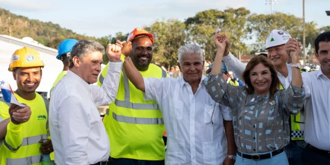 El presidente Mulino junto a la primera dama, Maricel de Mulino, celebrando en histórico hito logrado.