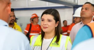 Ministra de Trabajo Jackeline Muñoz de Cedeño en reunión con trabajadores portuarios