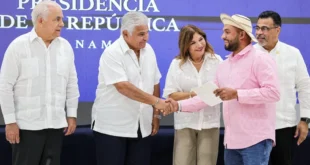 Presidente Mulino junto a la Primera Dama durante la entrega de apoyos financieros a productores en Penonomé