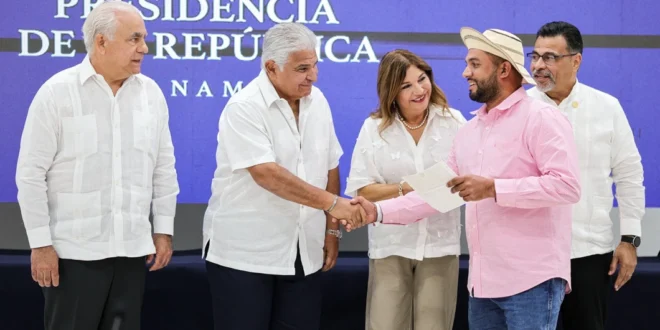 Presidente Mulino junto a la Primera Dama durante la entrega de apoyos financieros a productores en Penonomé