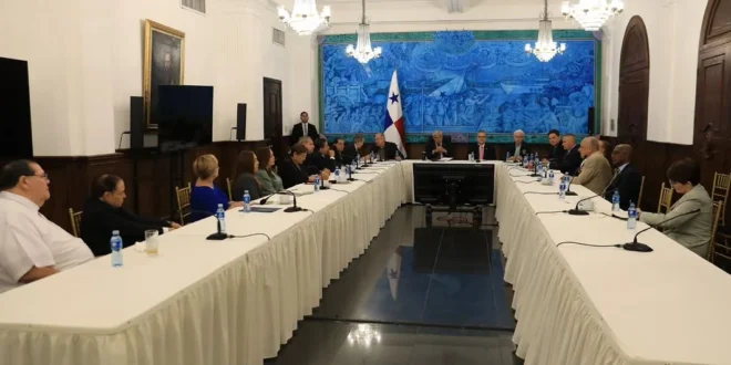 Presidente Mulino en reunión con diputados de la bancada RM en Panamá
