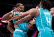 Jugadores de la NBA en un enfrentamiento físico durante un partido oficial