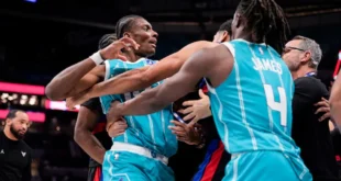 Jugadores de la NBA en un enfrentamiento físico durante un partido oficial