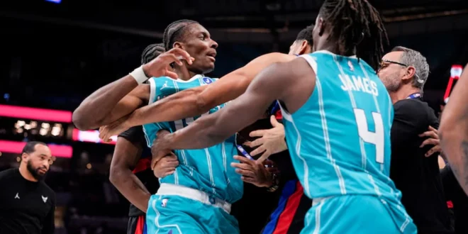 Jugadores de la NBA en un enfrentamiento físico durante un partido oficial