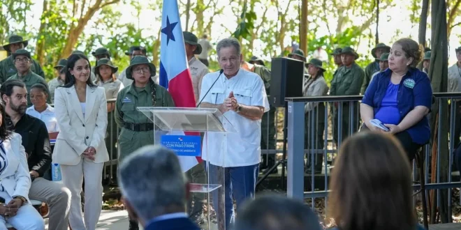 Ministro de Ambiente, Juan Carlos Navarro, durante el encuentro con los representantes de la UICN