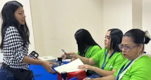 Microempresarios panameños recibiendo permisos digitales para el Festival Carnavalístico 2026