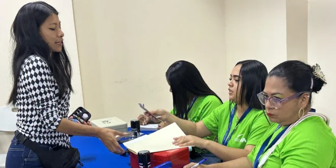 Microempresarios panameños recibiendo permisos digitales para el Festival Carnavalístico 2026