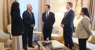 Presidente Mulino y Peter Phillips conversando en el Palacio de las Garzas