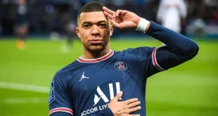Kylian Mbappé vistiendo la camiseta del Paris Saint-Germain