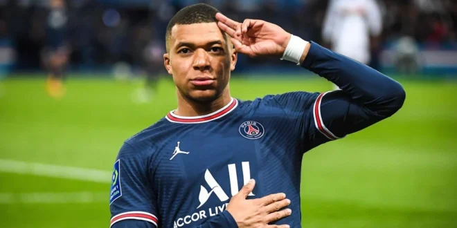 Kylian Mbappé vistiendo la camiseta del Paris Saint-Germain