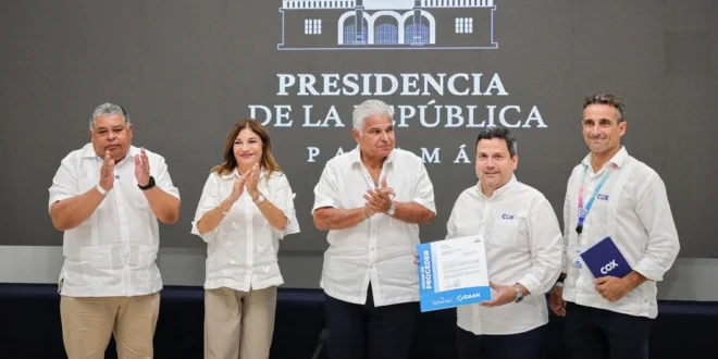 Presidente Mulino entregando orden de proceder para la planta potabilizadora de Farallón