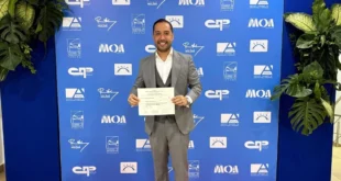 Arq. Jair R. Gardellini Z recibiendo la distinción de los premios MOA