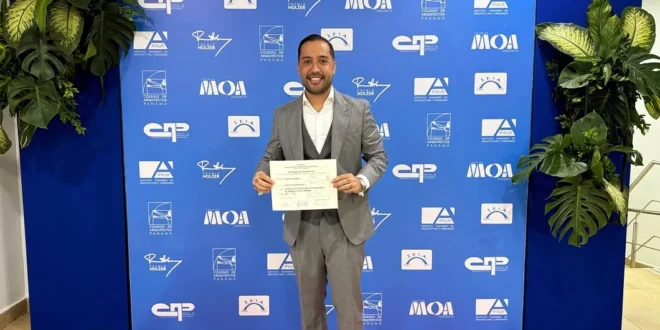 Arq. Jair R. Gardellini Z recibiendo la distinción de los premios MOA