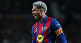 Ronald Araujo con el brazalete de capitán del FC Barcelona en el campo de juego