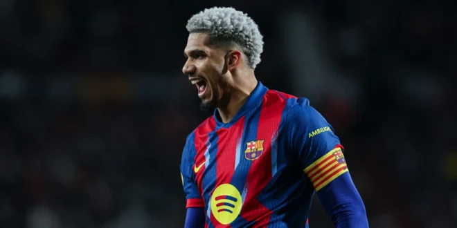 Ronald Araujo con el brazalete de capitán del FC Barcelona en el campo de juego