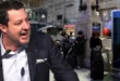Ministro Matteo Salvini y gente espera en la estación de trenes de Milán