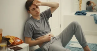 Persona midiendo su cintura y sintiendo cansancio, representando síntomas de resistencia a la insulina