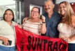 Genaro López acompañado de varios miembros del Suntracs