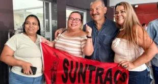 Genaro López acompañado de varios miembros del Suntracs