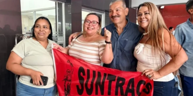 Genaro López acompañado de varios miembros del Suntracs