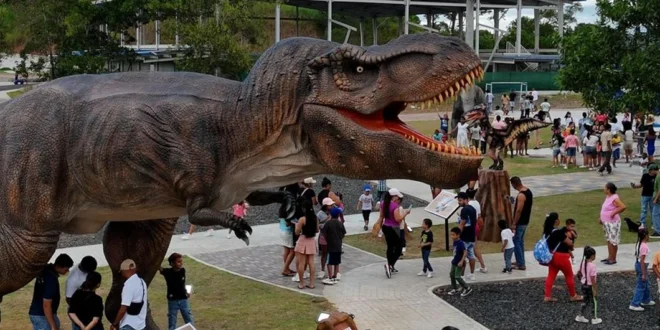 Dinosaurios interactivos en la exposición Tierra Jurásica de Panamá Norte