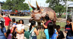 Exhibición de dinosaurios a escala en el parque Tierra Jurásica de la Alcaldía de Panamá