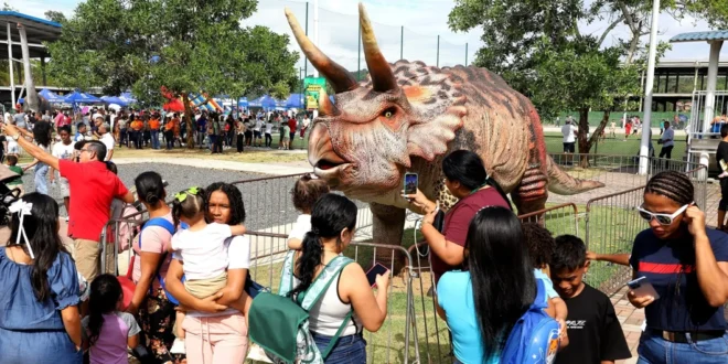 Exhibición de dinosaurios a escala en el parque Tierra Jurásica de la Alcaldía de Panamá