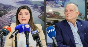 Ministra de Trabajo, Jackeline Muñoz, junto a Alberto Alemán Zubieta, coordinador de Transición de Puertos