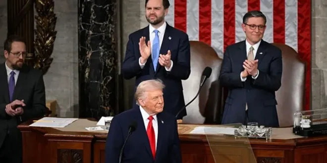 Donald Trump dando el discurso del Estado de la Unión en el Capitolio frente a legisladores.