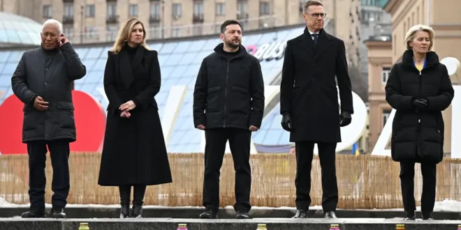 António Costa, Olena Zelenska, Volodimir Zelenski, Alexander Stubb y ursula von der Leyen, durante el homenaje a los caídos en la Plaza del Maidán.