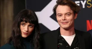 Natalia Dyer y Charlie Heaton posan en un evento especial para la serie de televisión "Stranger Things"