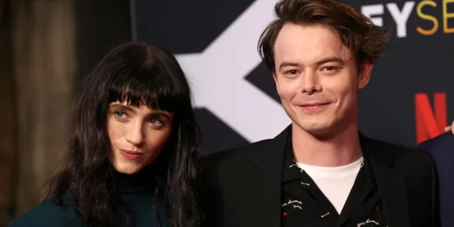 Natalia Dyer y Charlie Heaton posan en un evento especial para la serie de televisión "Stranger Things"