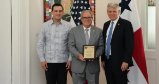Embajador de EE.UU. Kevin Marino Cabrera junto al ministro de Salud Fernando Boyd Galindo y Matthew Carlson, director del Cuerpo de Paz en Panamá