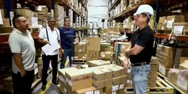 Entrega de cajas de medicamentos en los almacenes de la Caja de Seguro Social de Panamá
