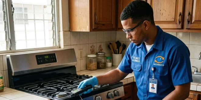 Técnico revisando una estufa Frigidaire tras alerta de seguridad de Acodeco en Panamá