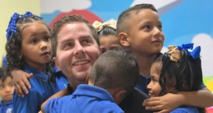 Alcalde Mayer Mizrachi compartiendo con niños en el nuevo CEDI de Caimitillo