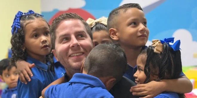 Alcalde Mayer Mizrachi compartiendo con niños en el nuevo CEDI de Caimitillo