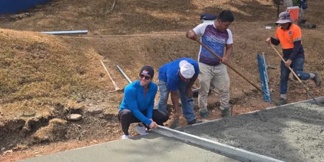 Alcalde Mayer Mizrachi supervisando obras de aceras en el corregimiento de Las Mañanitas