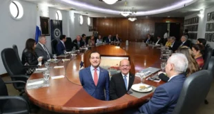 Embajador Cabrera y directivos de la CCIYAP en reunión de trabajo sobre la economía de Panamá.
